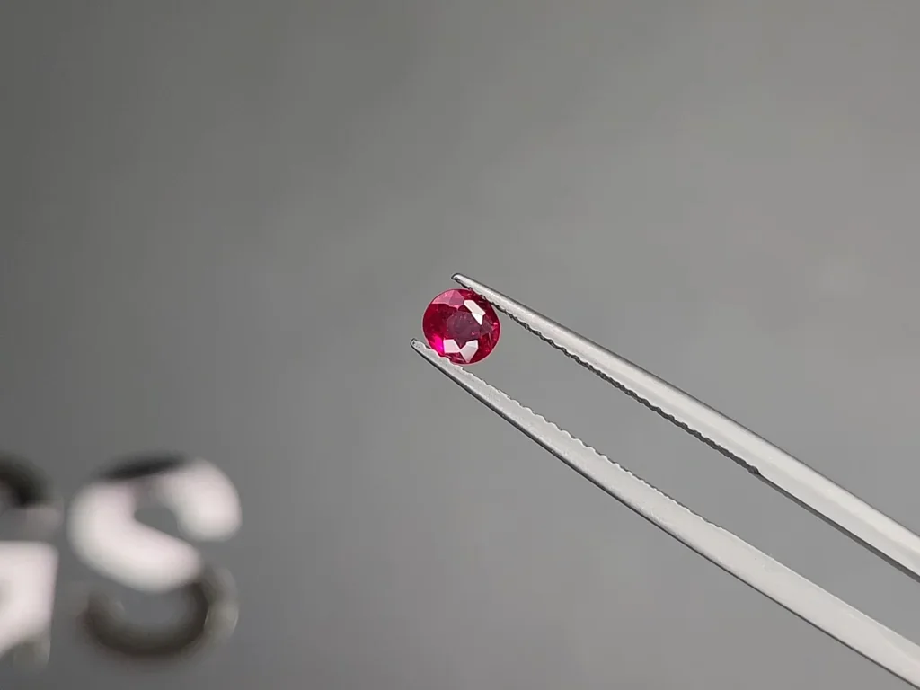 Rubí rojo vivo de corte ovalado de 0,42 carats, de Birmania  Image №3