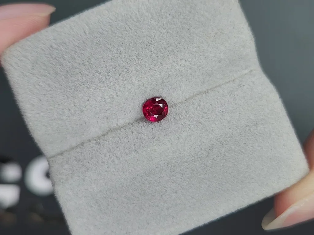 Rubí rojo vivo de corte ovalado de 0,42 carats, de Birmania  Image №4