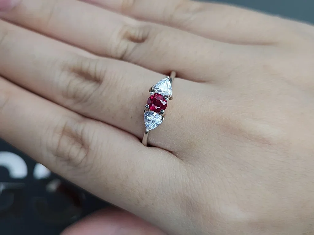 Rubí rojo vivo de corte ovalado de 0,42 carats, de Birmania  Image №5