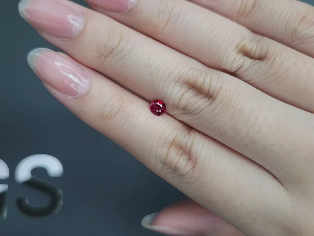 Rubí rojo vivo de corte ovalado de 0,42 carats, de Birmania  Image №2