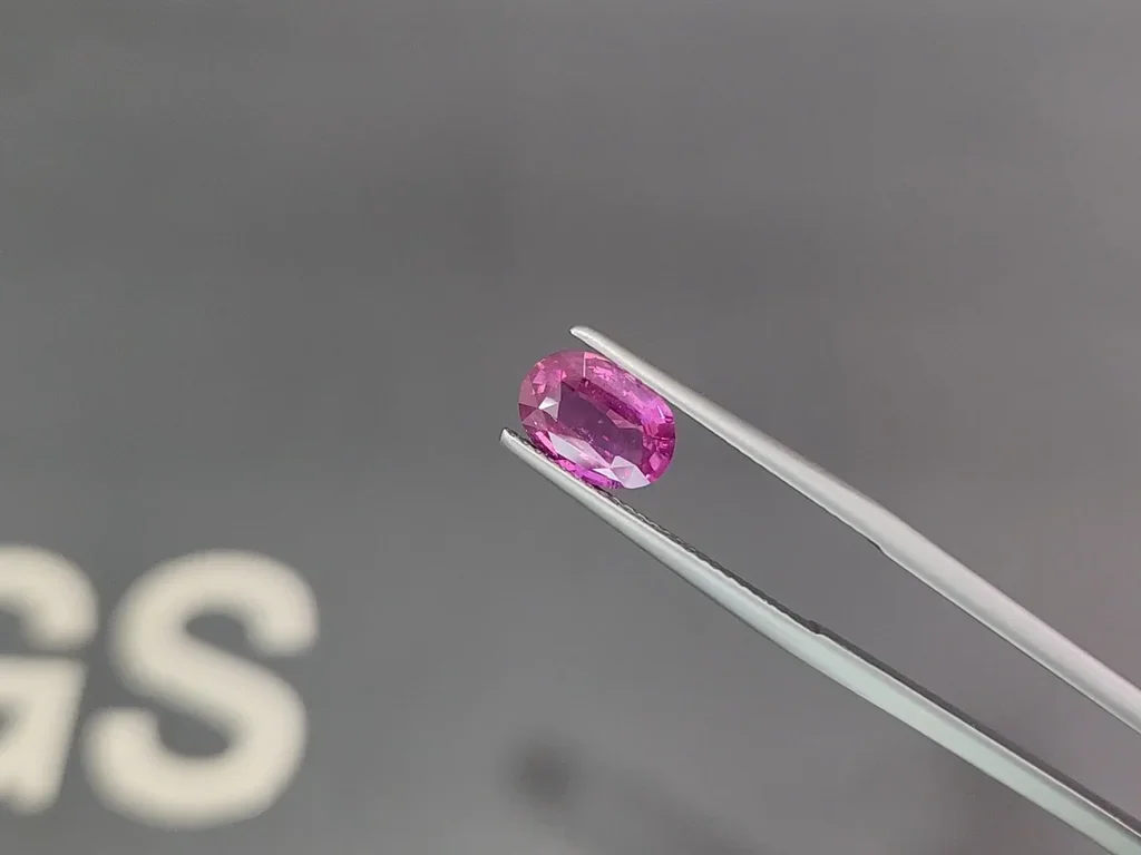 Zafiro rosa vivo de talla ovalada sin calentar de 2,05 carats, Madagascar  Image №3
