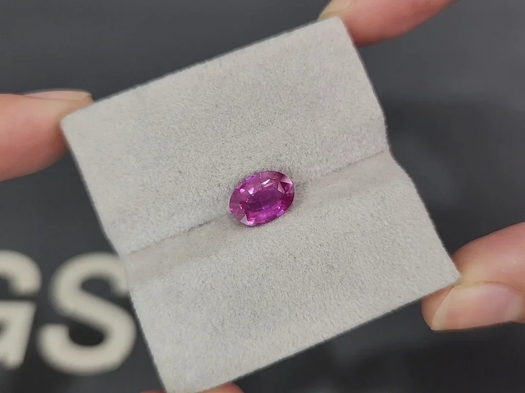 Zafiro rosa vivo de talla ovalada sin calentar de 2,05 carats, Madagascar  Image №4