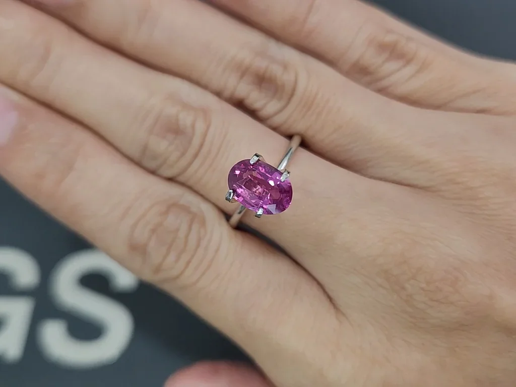 Zafiro rosa vivo de talla ovalada sin calentar de 2,05 carats, Madagascar  Image №5