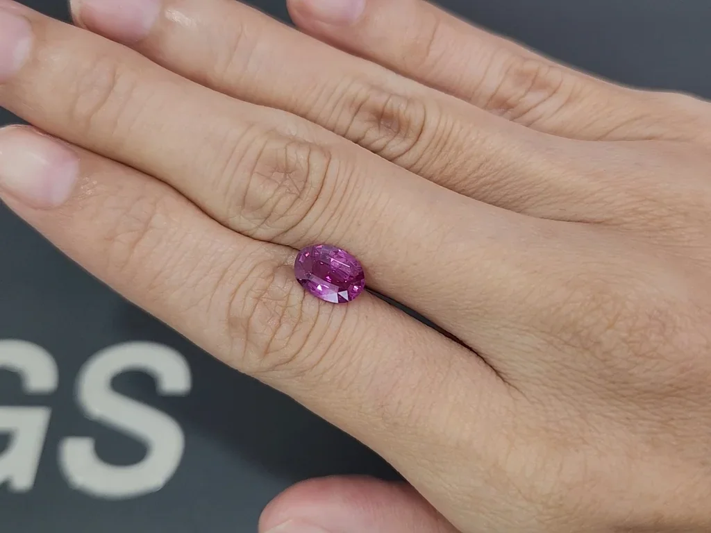 Zafiro rosa vivo de talla ovalada sin calentar de 2,05 carats, Madagascar  Image №2