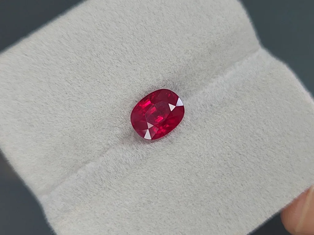 Rubí sangre de paloma talla ovalada 2,14 ct Birmania Image №4