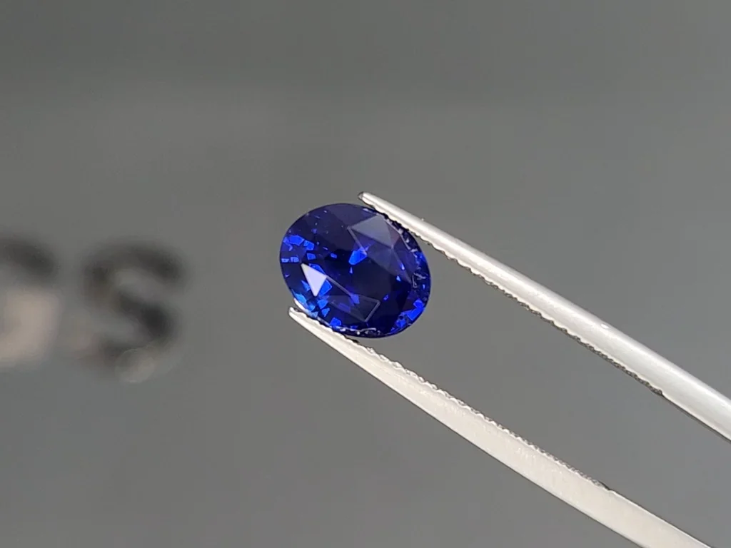 Sapphire Royal Blue oval cut 3.02 carats, Sri Lanka  Image №3