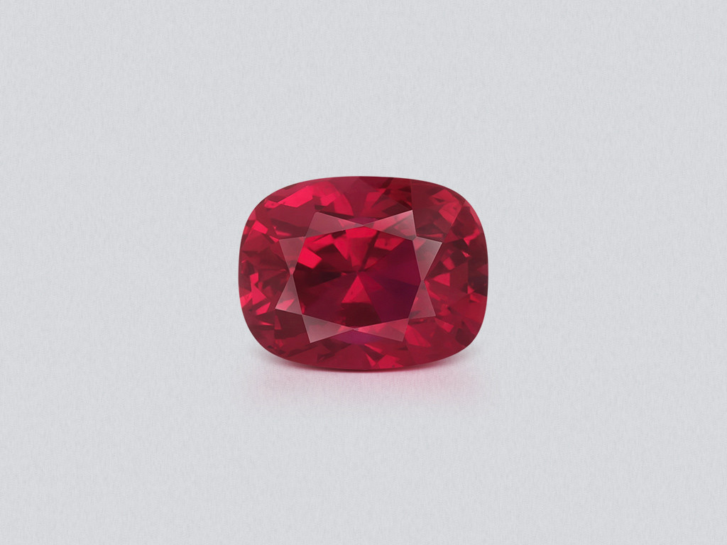 Rubis rouge carmin non chauffé, taille coussin 2,02 carats, Mozambique. Gubelin Image №1