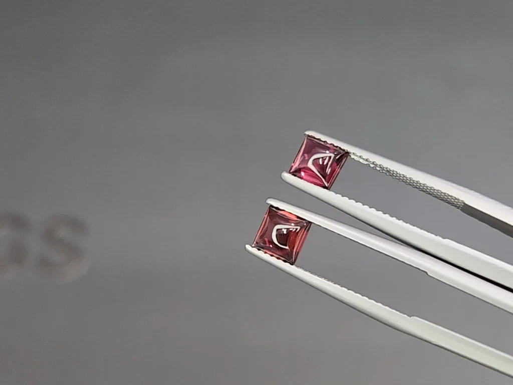 Deux grenats rhodolites taillés en pain de sucre 2,53 carats, de Madagascar Image №3