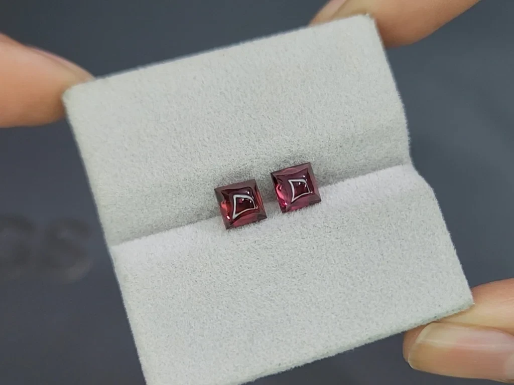 Deux grenats rhodolites taillés en pain de sucre 2,53 carats, de Madagascar Image №4