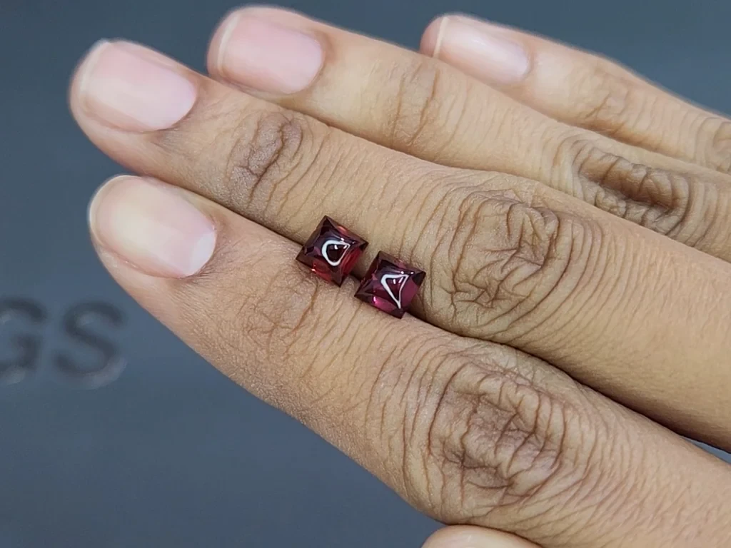 Deux grenats rhodolites taillés en pain de sucre 2,53 carats, de Madagascar Image №2
