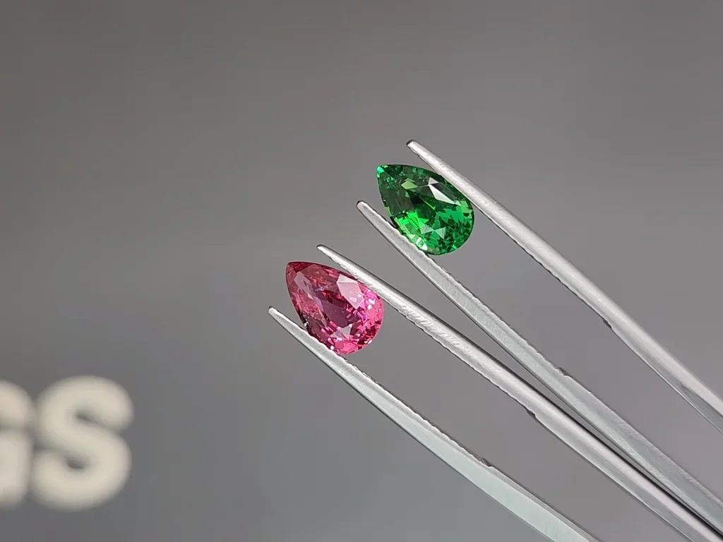 Paire contrastée de spinelle Mahenge rose et de tsavorite taille poire vert vif 3,08 carats Image №3