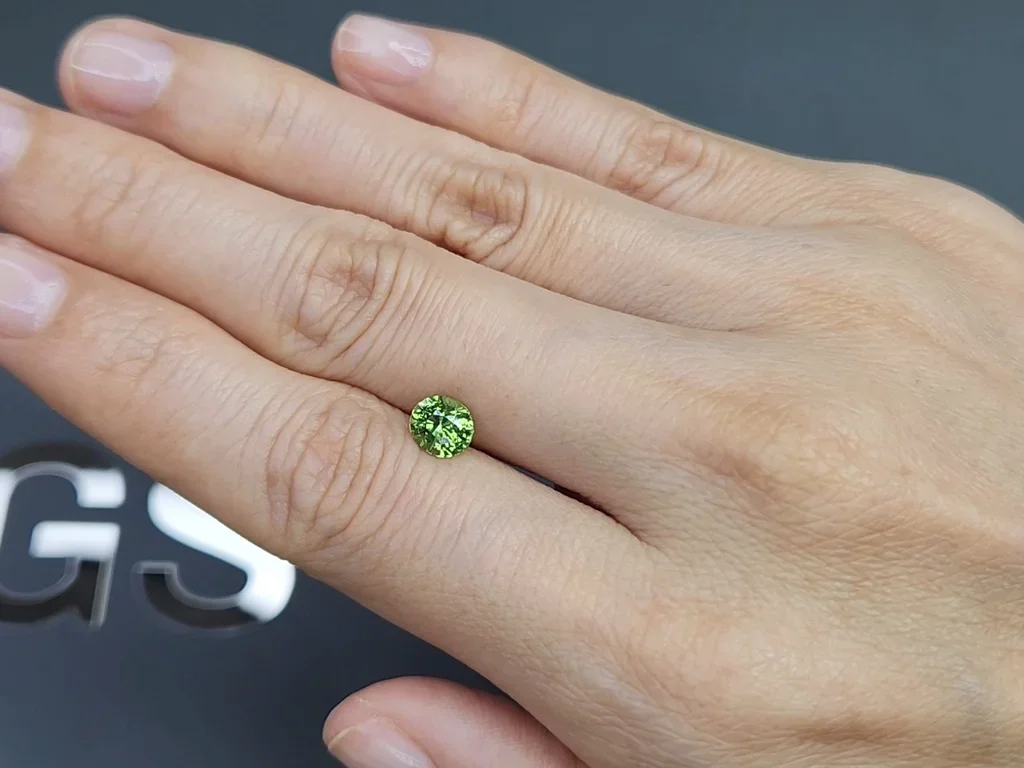Granate tsavorita de color verde amarillento, talla circular de 1,14 quilates, Tanzania Image №2