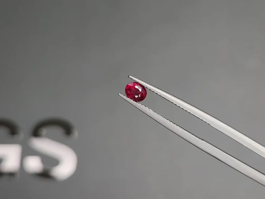 Rubí rojo vivo talla ovalada 0,50 carats, Birmania  Image №3