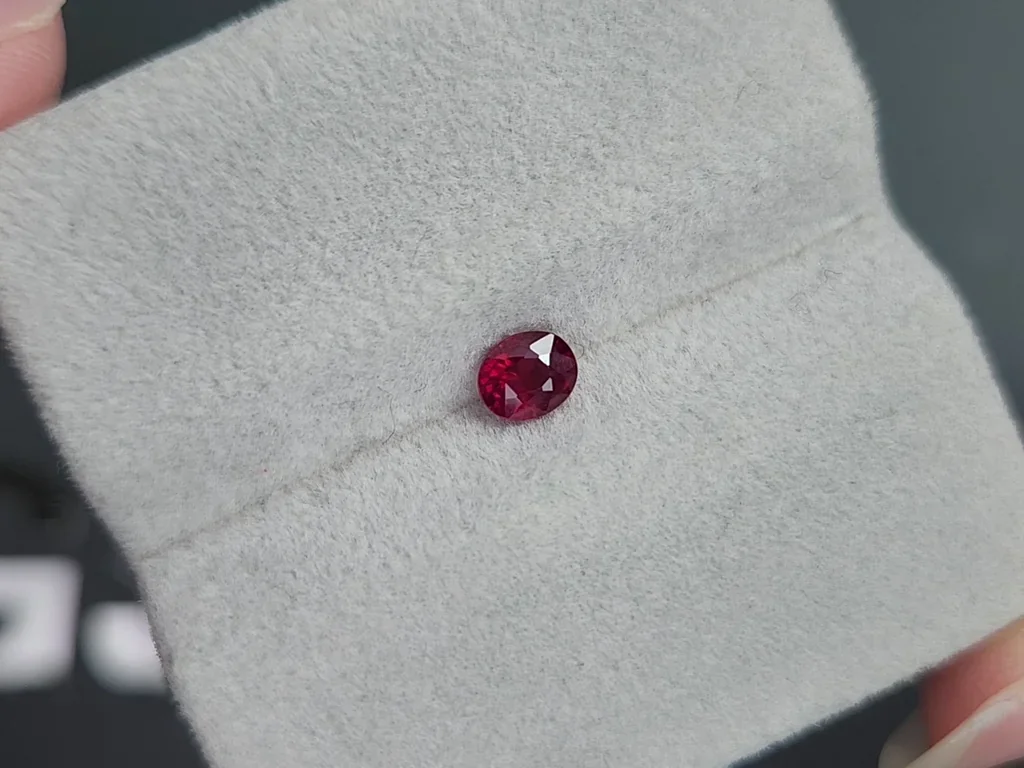 Rubí rojo vivo talla ovalada 0,50 carats, Birmania  Image №4