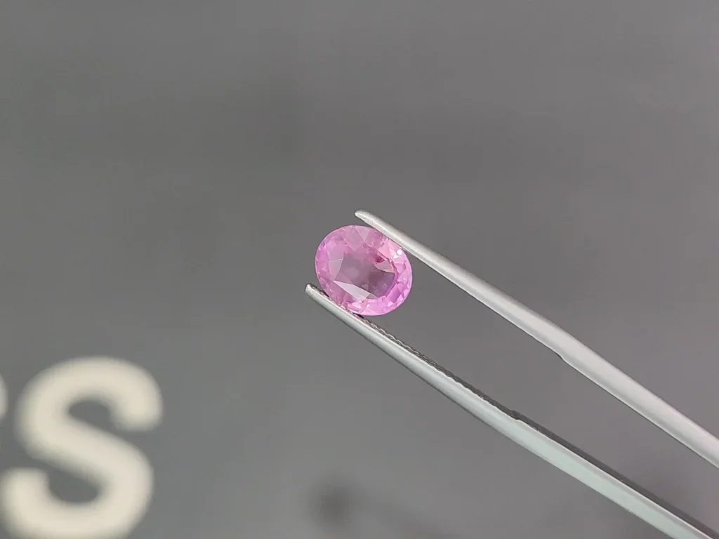 Saphir taille ovale rutile non chauffé, effet soie, 2,01 ct, Madagascar Image №3