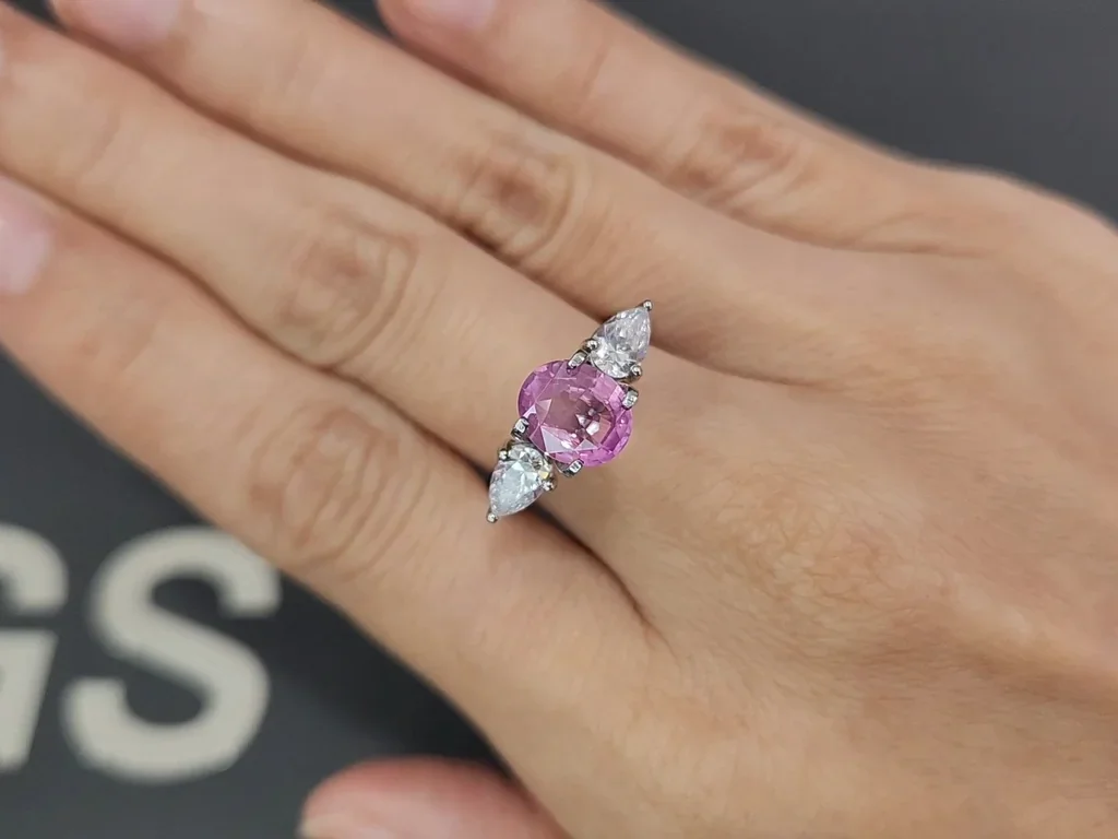 Saphir taille ovale rutile non chauffé, effet soie, 2,01 ct, Madagascar Image №5