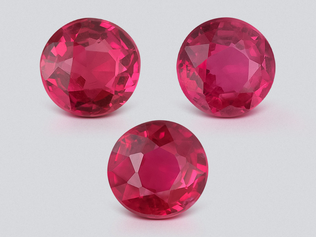 Satz Taubenblutroter rubine, kreisschliff 0,57 karat, Mosambik Image №1