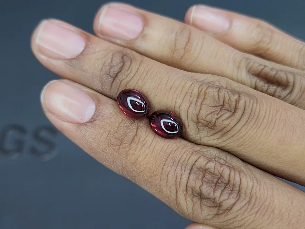 Pair of garnets rhodolite cobachon cut 4.83 carats, Madagascar Image №2