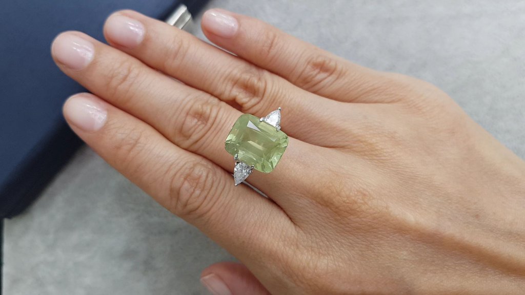Large yellow-green cushion cut beryl from Mozambique 9.75 carats Image №4
