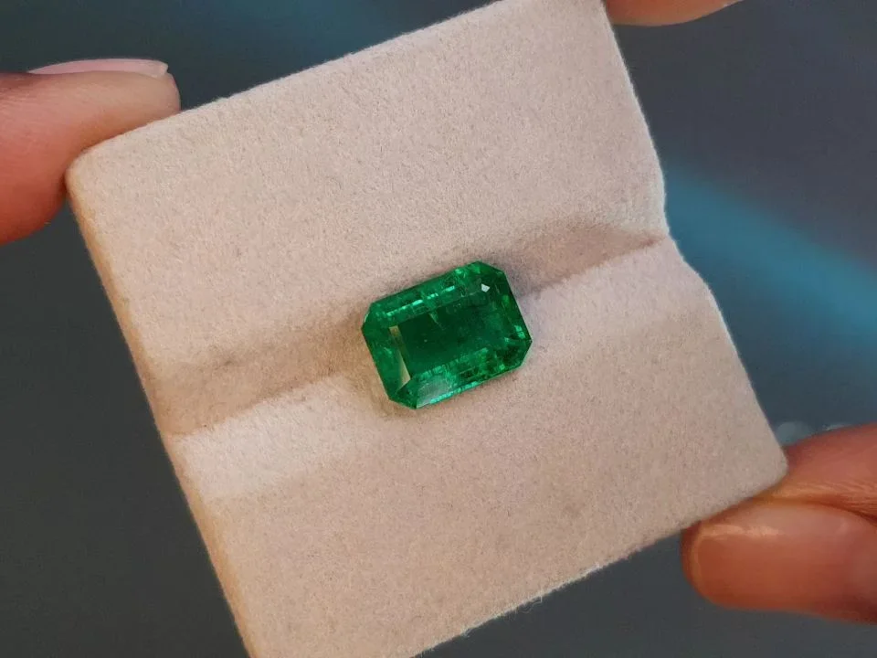 Vivid Green emerald 3.97 carats in octagon cut, Zambia Image №4