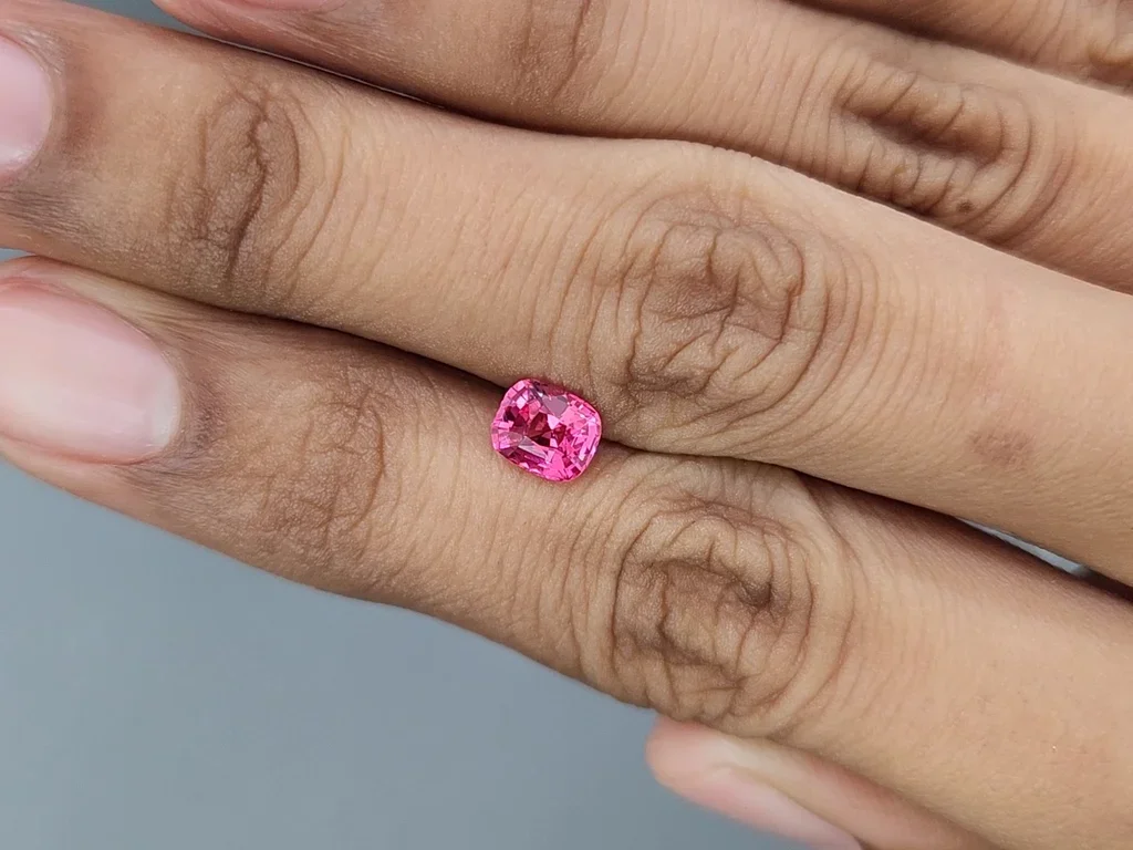 Bright red-pink cushion-cut Mahenge spinel 1.03 carats, Tanzania Image №2