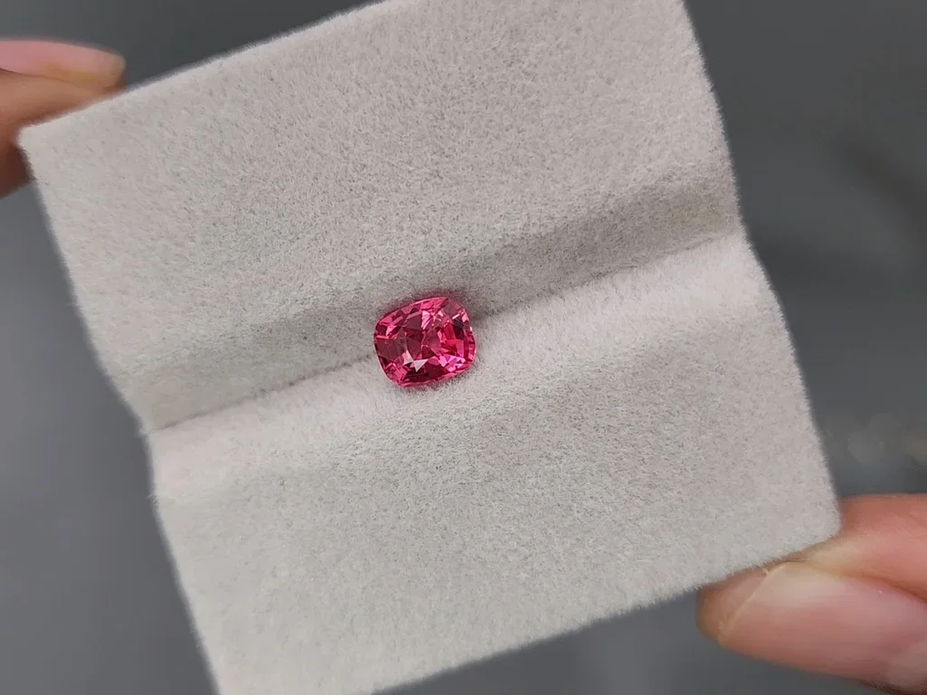 Bright red-pink cushion-cut Mahenge spinel 1.03 carats, Tanzania Image №4