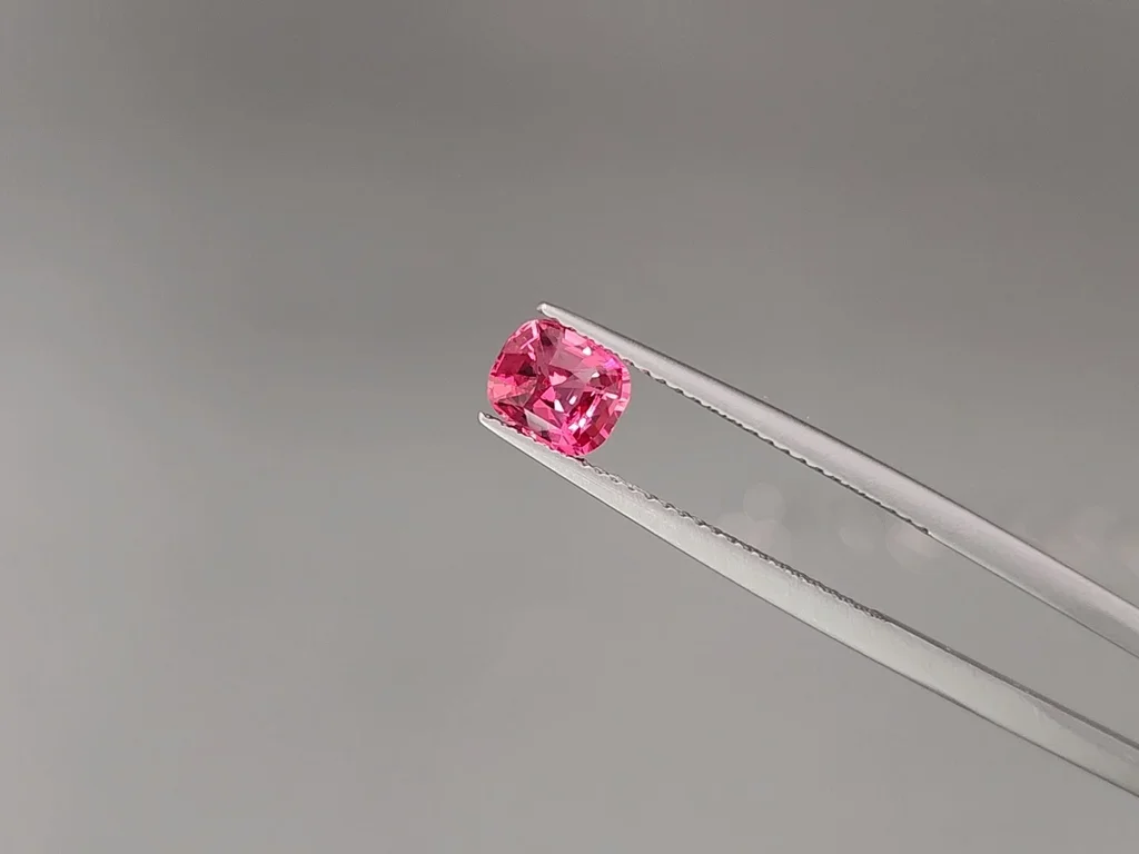 Bright red-pink cushion-cut Mahenge spinel 1.03 carats, Tanzania Image №3