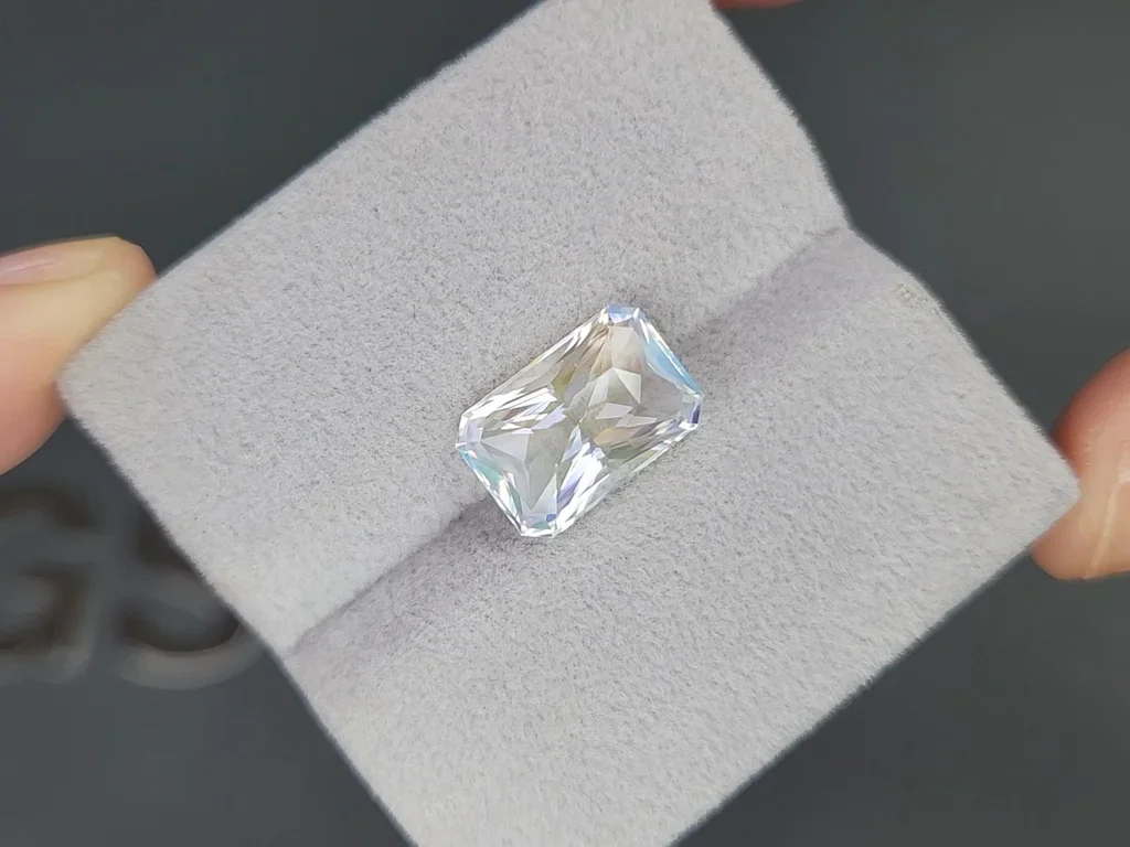 Strahlender regenbogenmondstein im facettenschliff 4,30 karat, Madagaskar Image №4