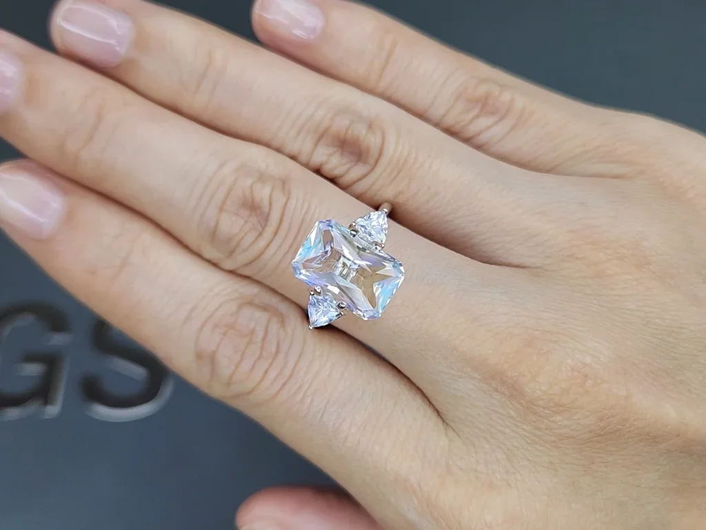 Strahlender regenbogenmondstein im facettenschliff 4,30 karat, Madagaskar Image №5