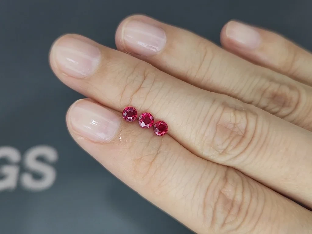 Satz rundgeschliffener rubine in Taubenblutrot 0,80 karat, Mosambik Image №2