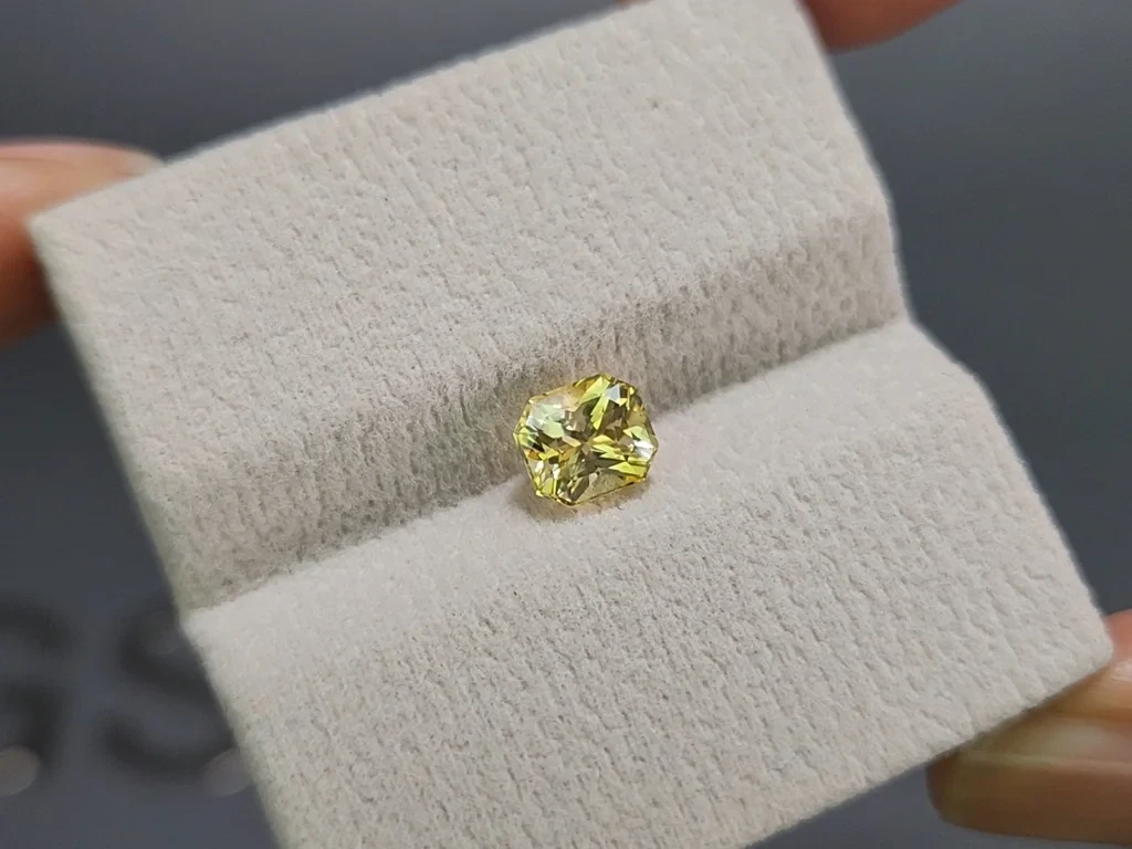 Yellow sapphire radiant cut 1.69 carats, Sri Lanka Image №4