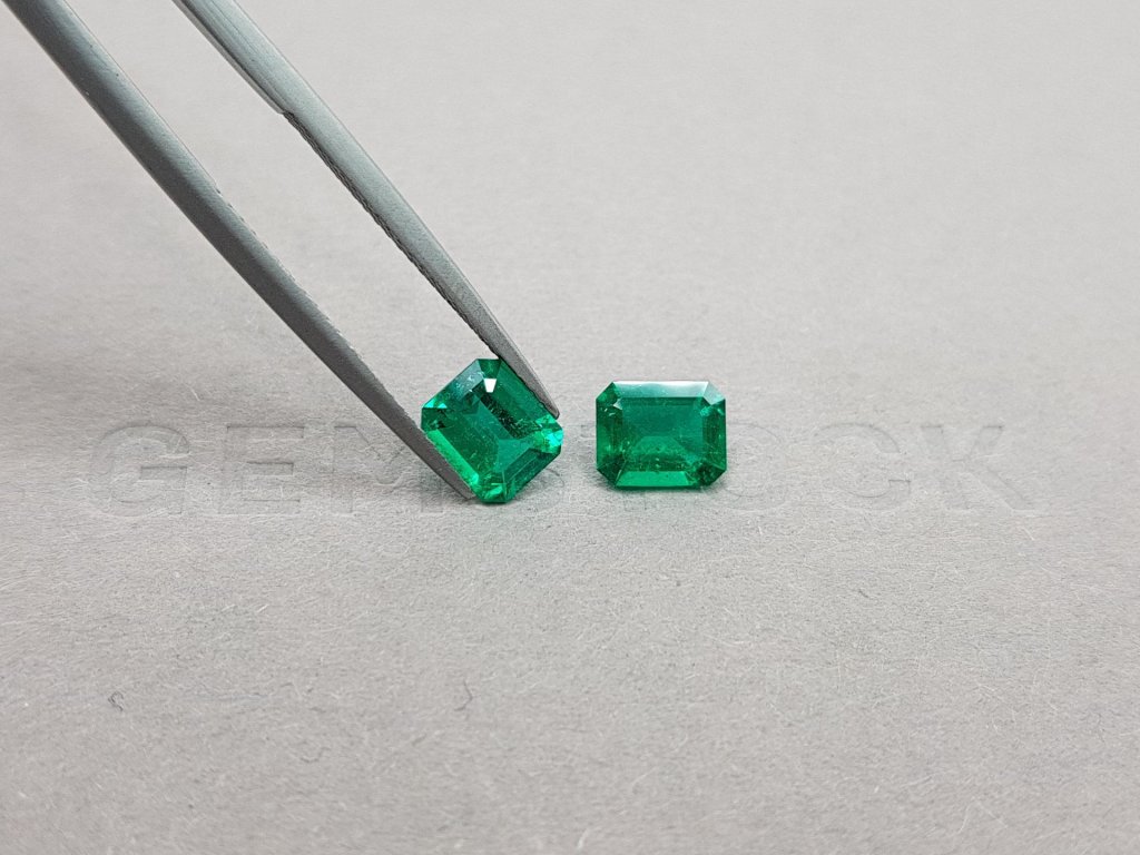 Pair of intense "Muzo Green" emeralds 1.79 ct, Colombia Image №4