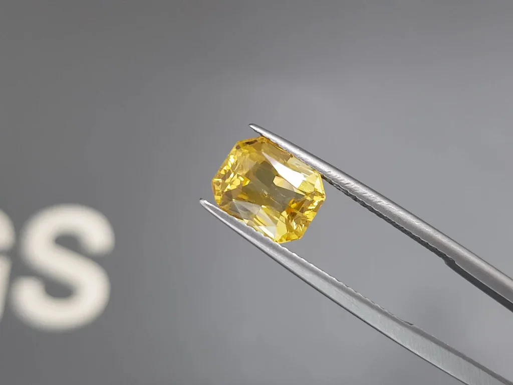 Top Golden color yellow sapphire in radiant cut 4.15 carats, Sri Lanka Image №3