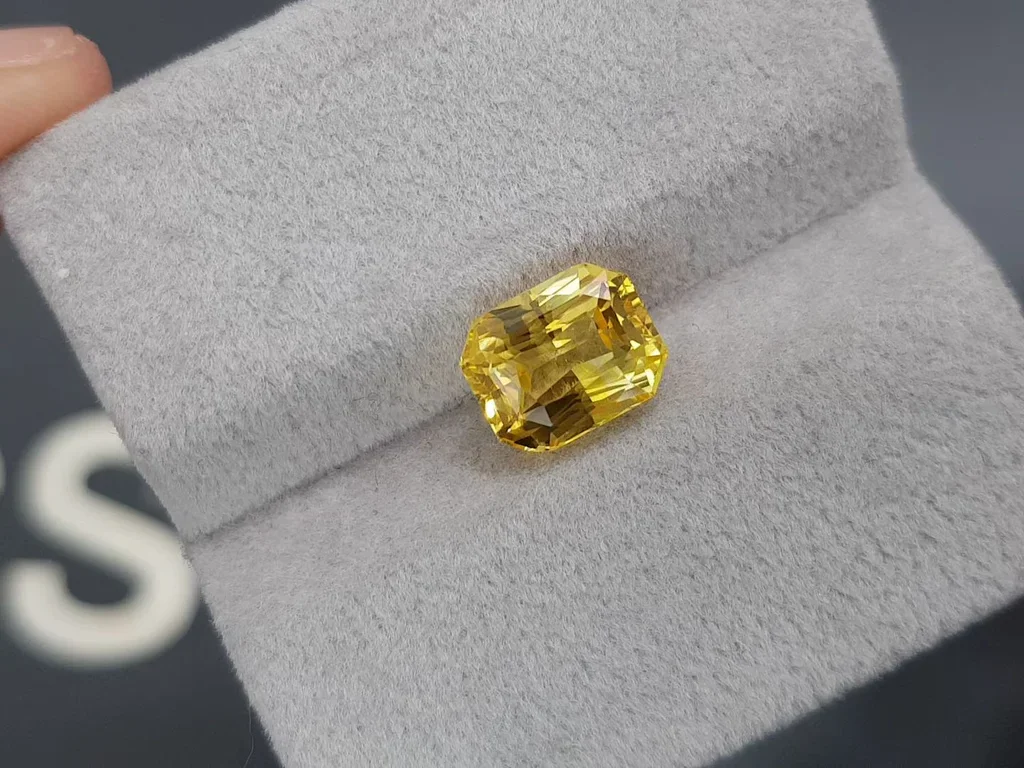 Top Golden color yellow sapphire in radiant cut 4.15 carats, Sri Lanka Image №4