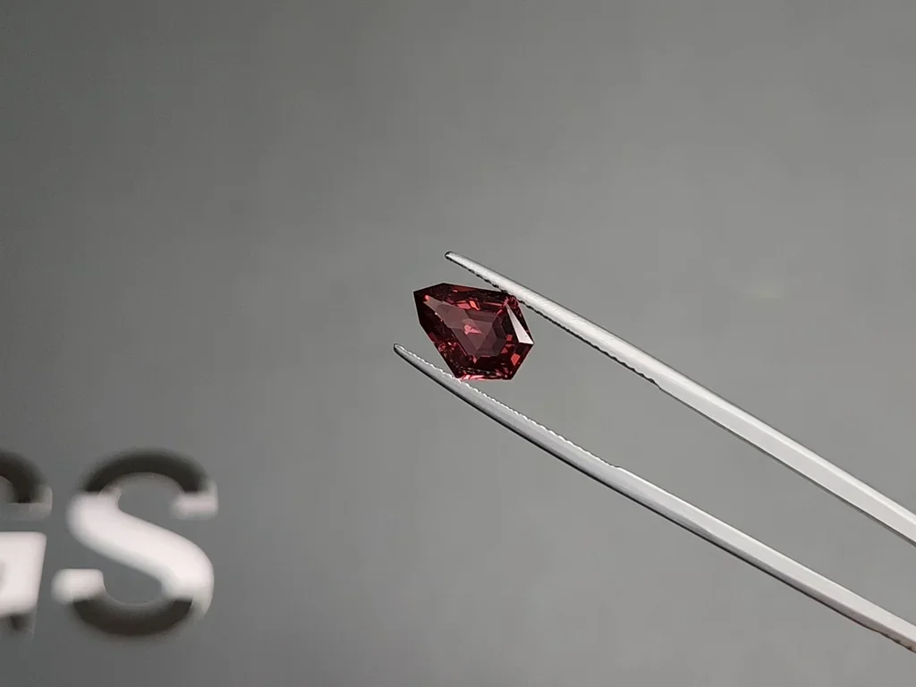 Espinela de talla elegante de 2,58 carats, Birmania Image №3