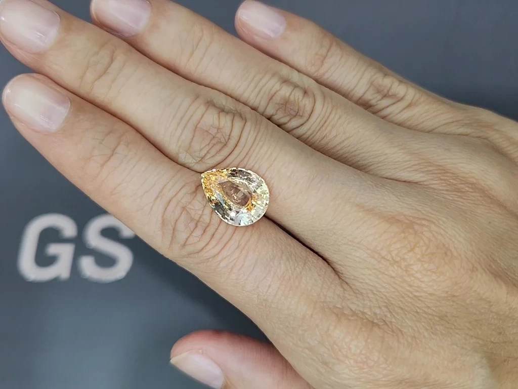 Saphir jaune non chauffé de 7,04 carats, taille poire, du Madagascar Image №2