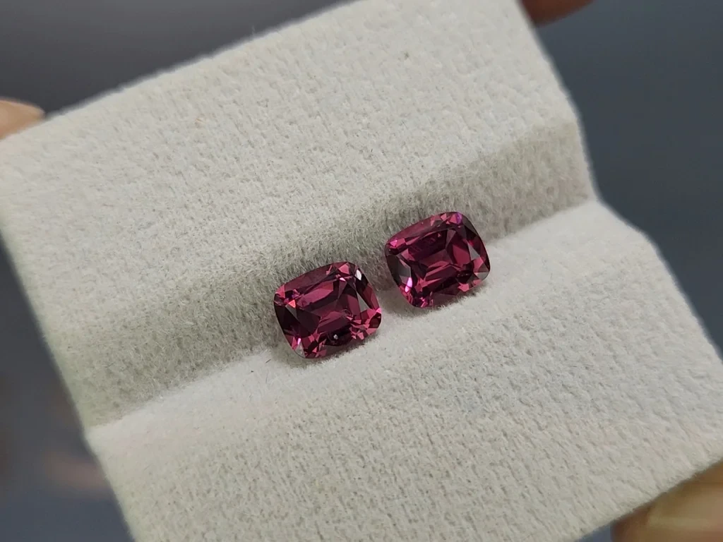 Pair of rhodolite garnets cushion cut 2.99 carats, Madagascar Image №4