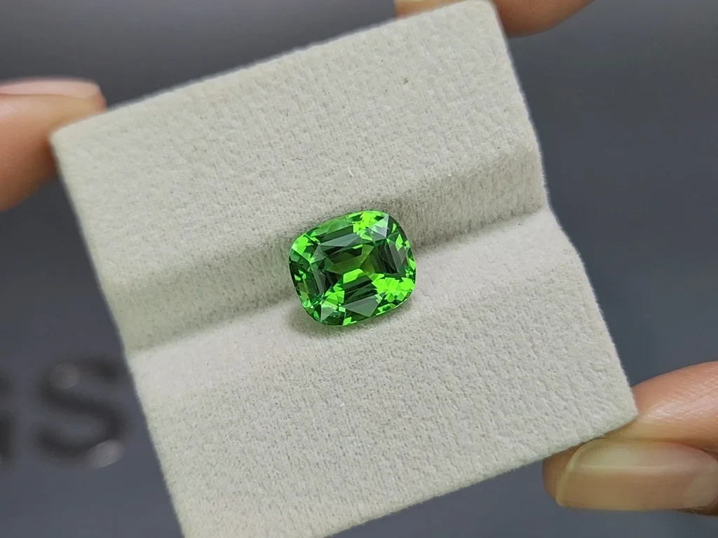 Grenat tsavorite taille coussin de 5,52 carats, Tanzanie Image №4