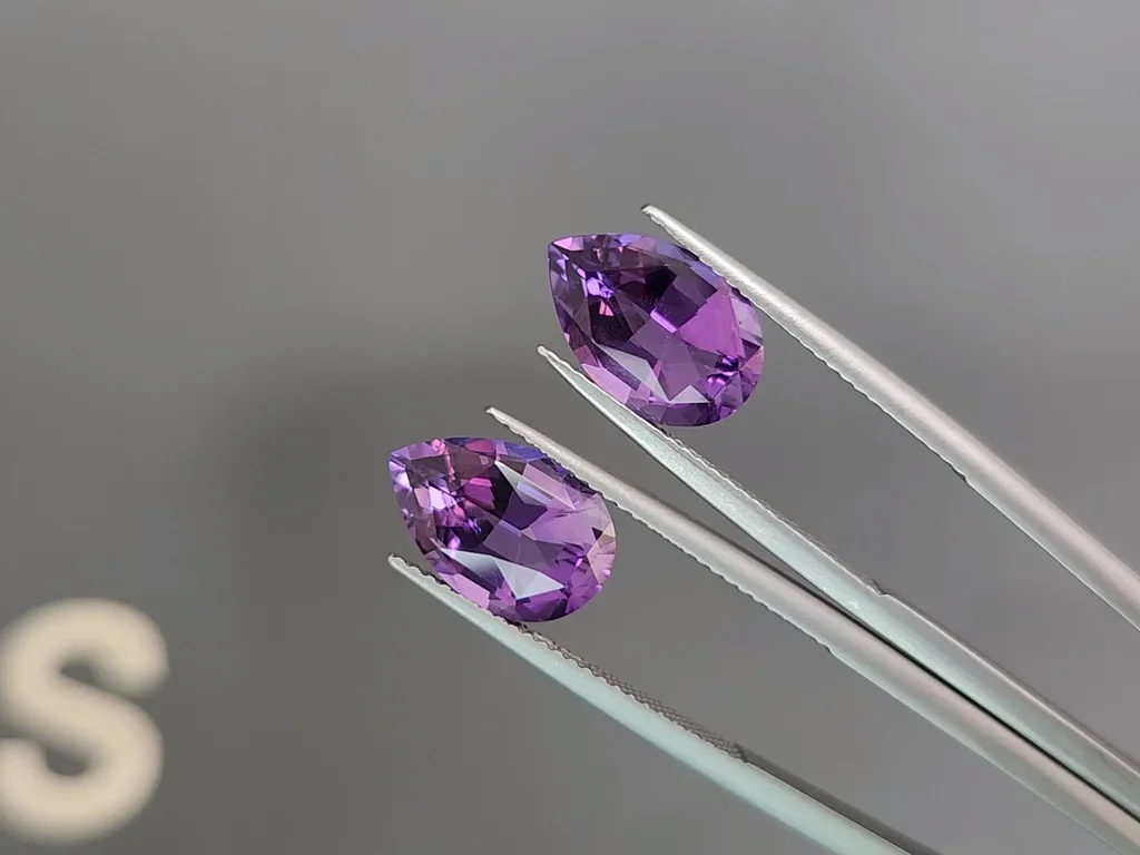 Paar Amethyste im Tropfenschliff, 5,64 Karat, Brasilien  Image №3