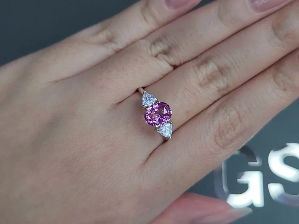 Rosa spinell im ovalschliff 1,58 karat, Tansania Image №5