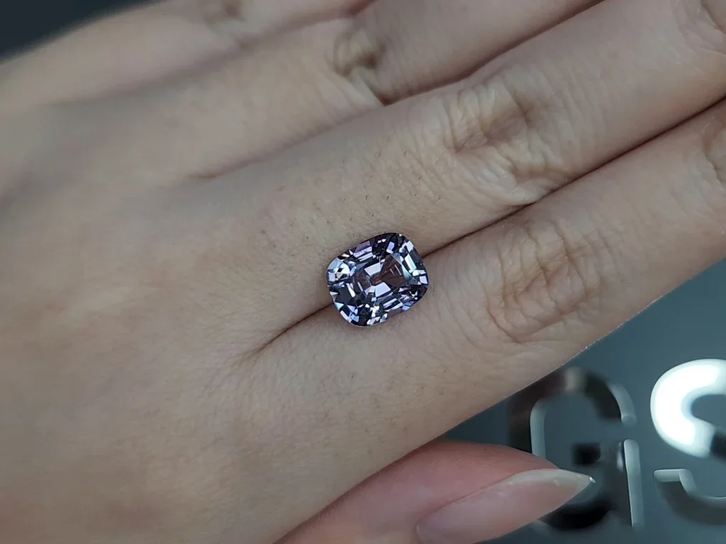 Espinela violeta grisácea talla cojín de 3,20 carats, Birmania Image №2
