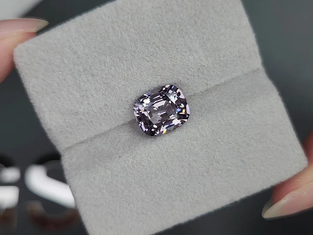 Espinela violeta grisácea talla cojín de 3,20 carats, Birmania Image №4