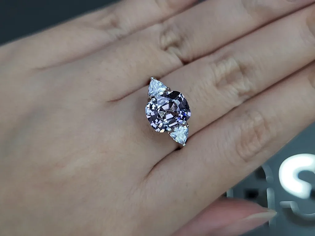 Espinela violeta grisácea talla cojín de 3,20 carats, Birmania Image №5