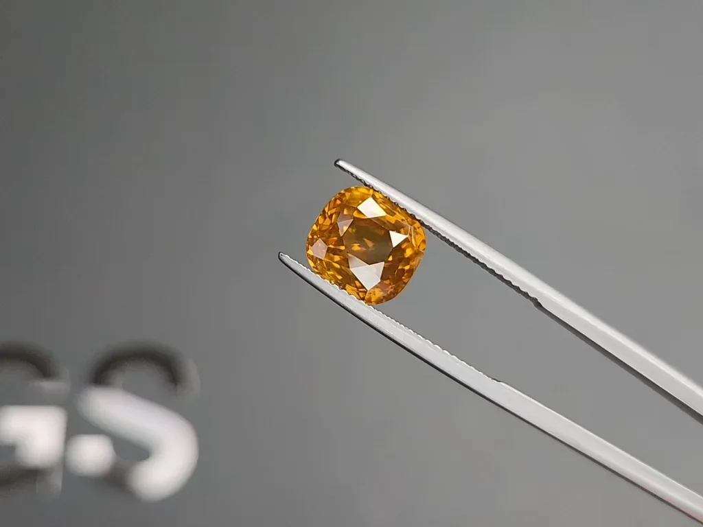Brown orange zircon cushion cut 6.33 carats, Africa Image №3
