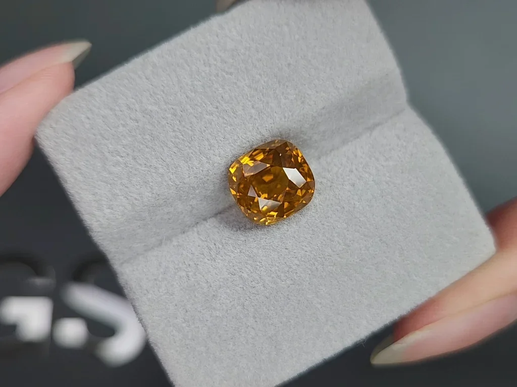 Brown orange zircon cushion cut 6.33 carats, Africa Image №4