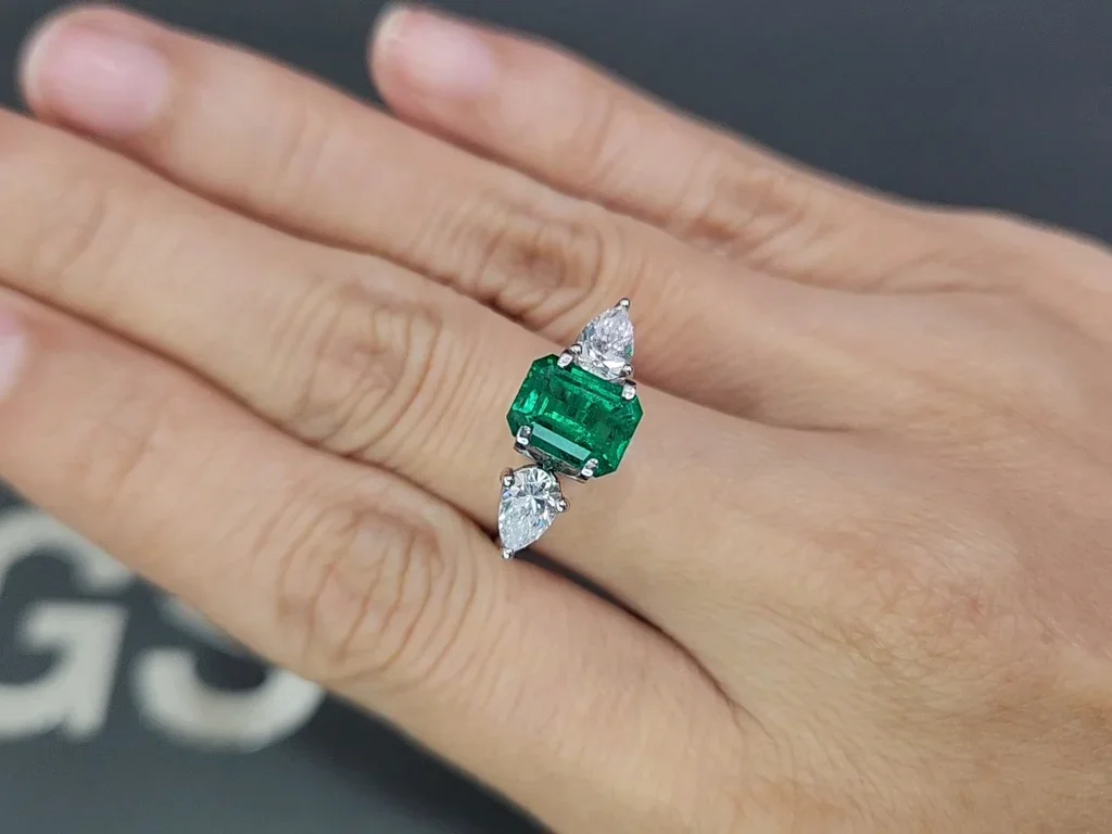 Émeraude octogonale vert vif de 1,54 carat, Pakistan Image №5