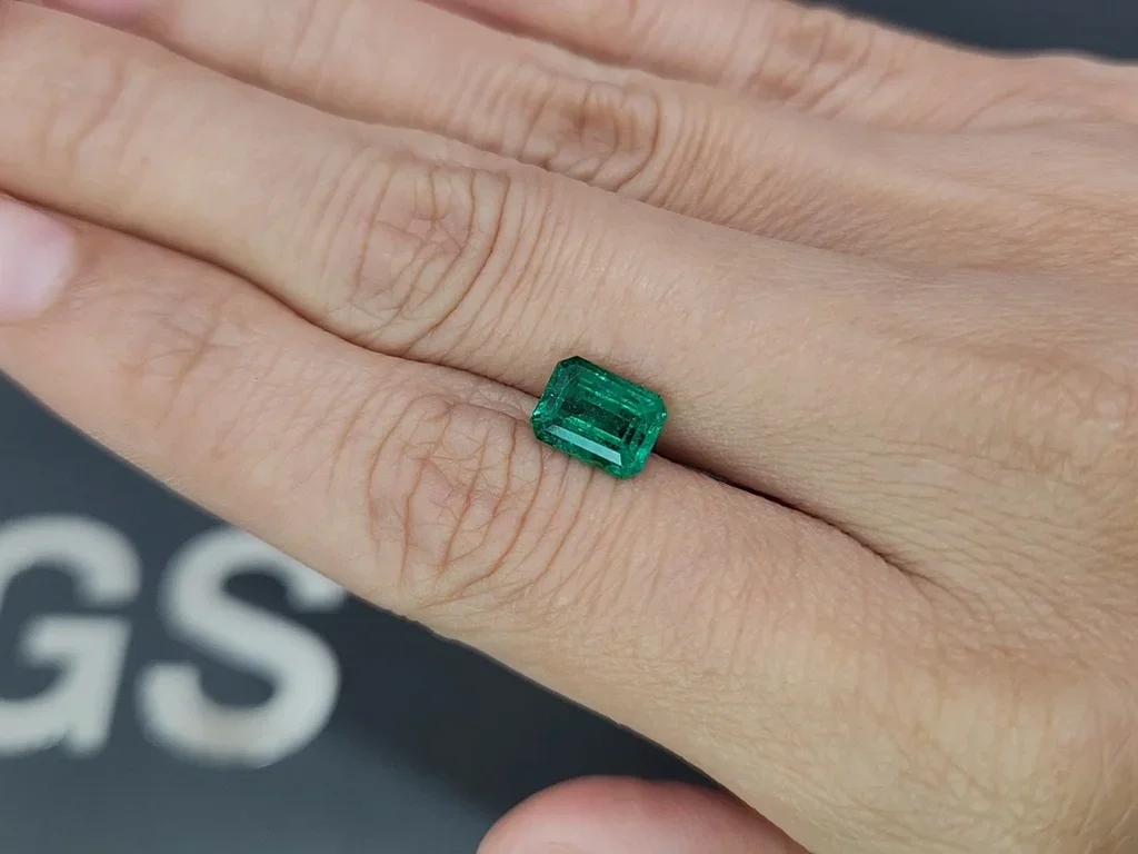 Émeraude octogonale vert vif de 1,54 carat, Pakistan Image №2