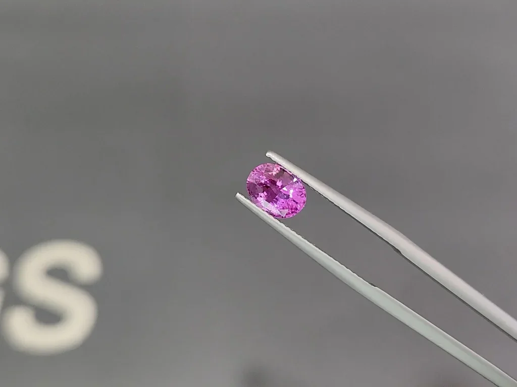 Leuchtend rosa saphir im ovalschliff 1,56 carats, Madagaskar Image №3