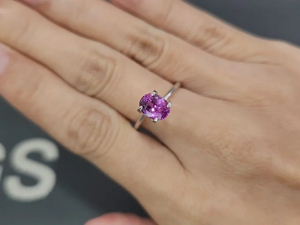 Leuchtend rosa saphir im ovalschliff 1,56 carats, Madagaskar Image №5