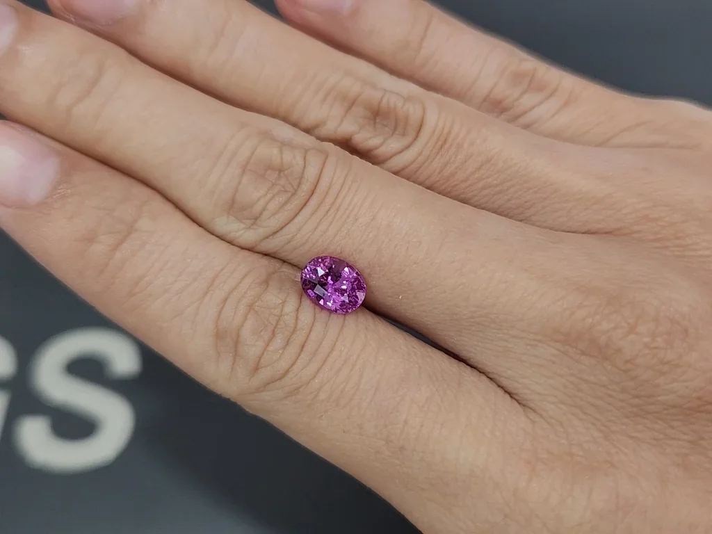 Leuchtend rosa saphir im ovalschliff 1,56 carats, Madagaskar Image №2